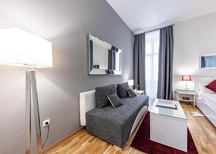 Apartahotel The Levante Rathaus 4*
