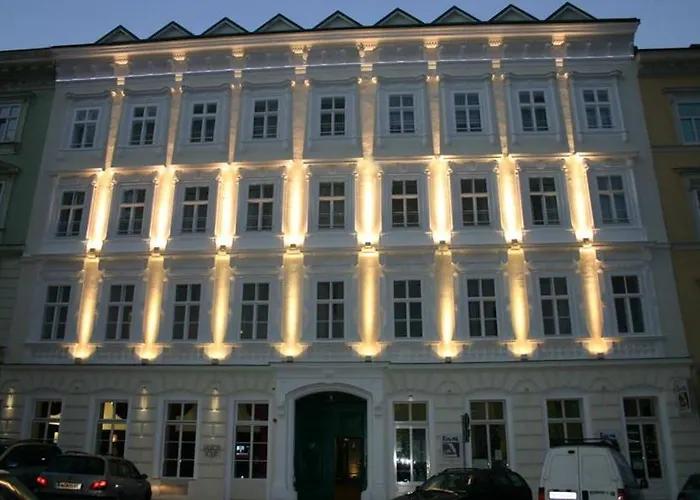 Apartahotel The Levante Rathaus 4*