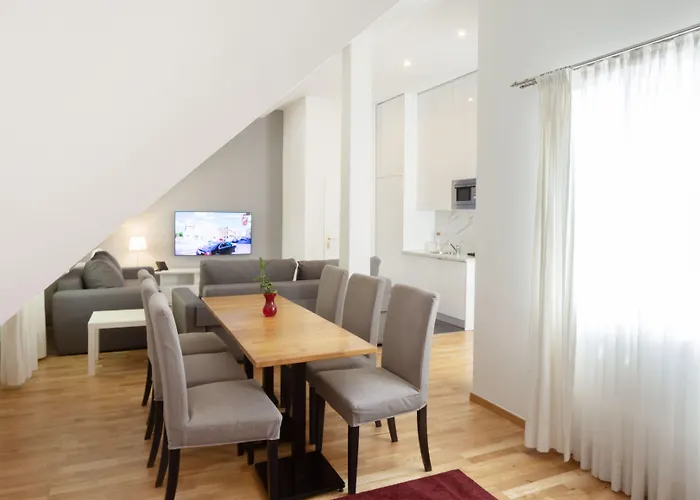 Apartahotel The Levante Rathaus 4*